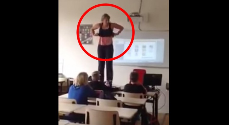 Стеснительная учительница разделась для массажиста - порно фото