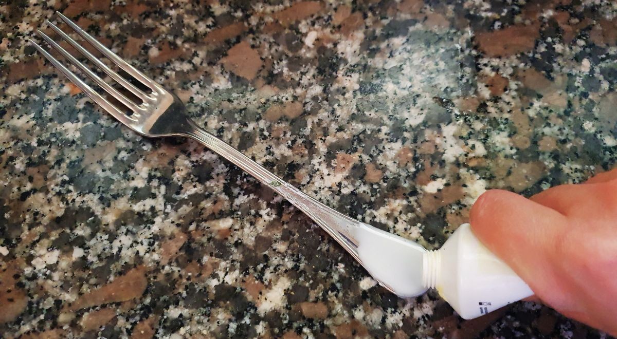 Toothpaste to polish cutlery in just a few minutes, you will be amazed