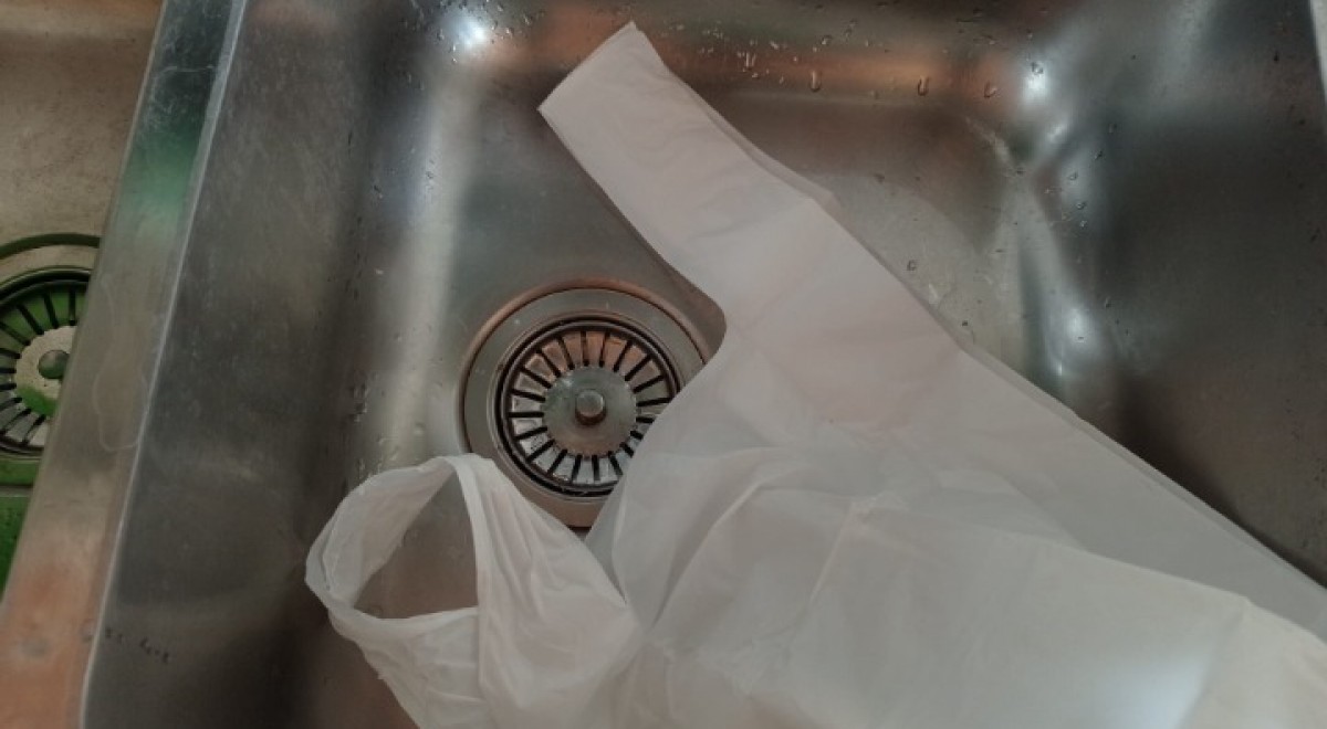 Why put a plastic bag in the blocked kitchen sink? This is a very