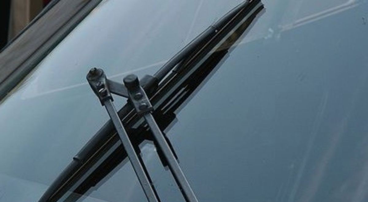 Come pulire i vetri auto senza danneggiarli: ecco una guida per