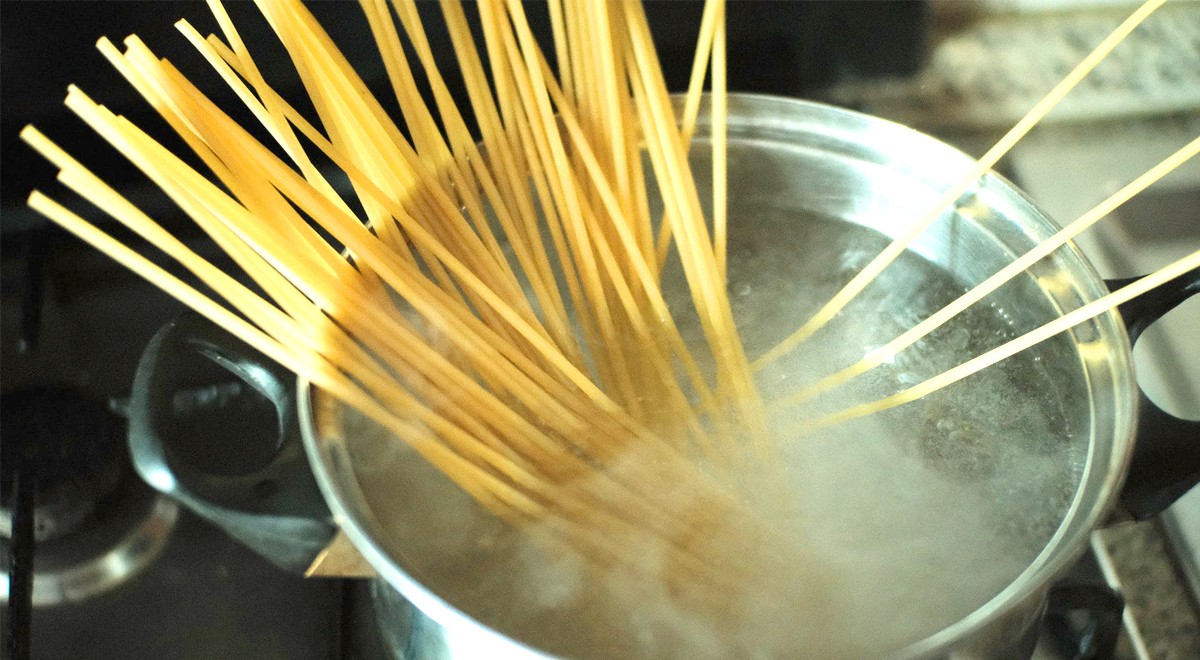 Si può usare l'acqua calda del per cucinare la pasta