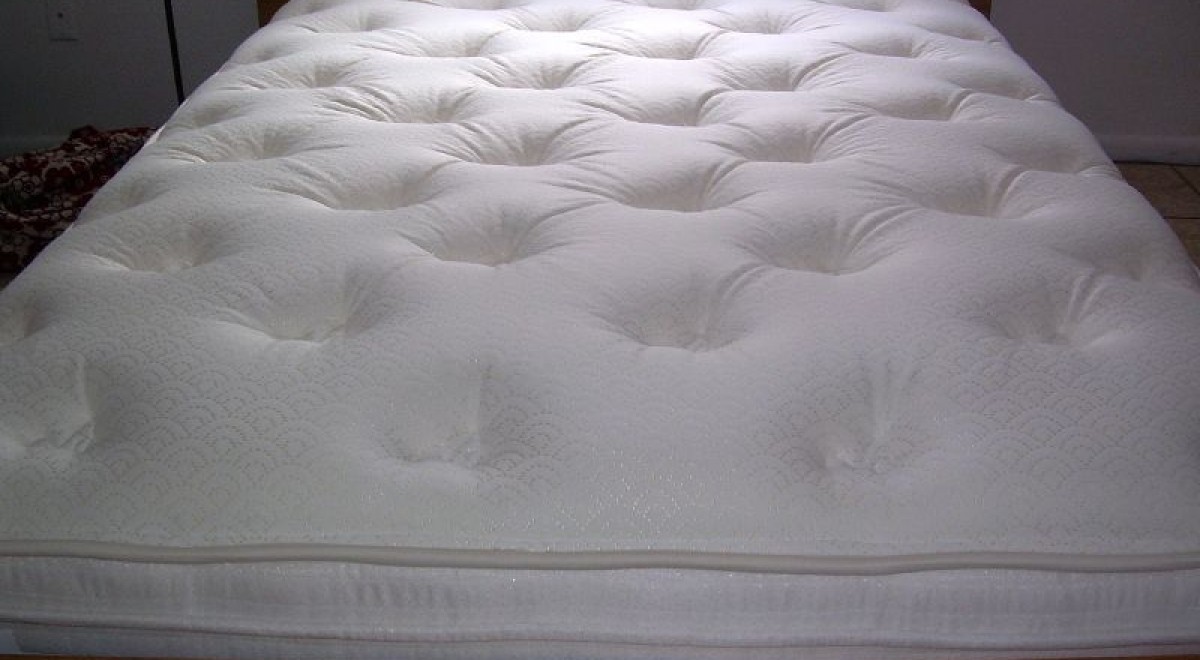 Wine stains on the sofa or mattress? Remove them permanently with these