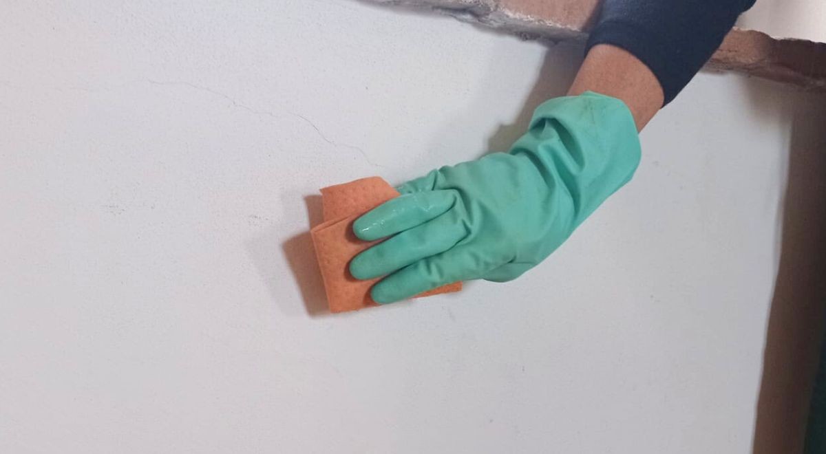 Clean the walls without ruining the paint by using natural remedies