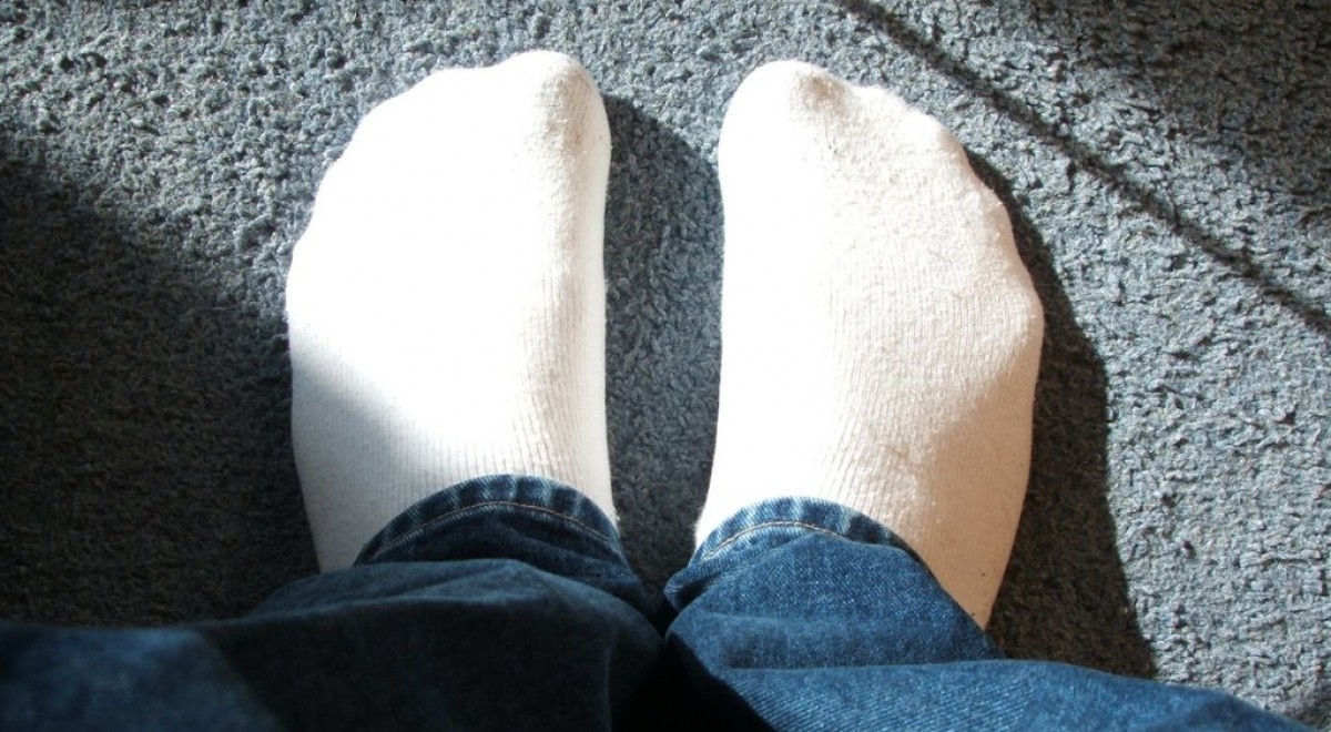 White socks need cleaning? Whiten them again by using some simple