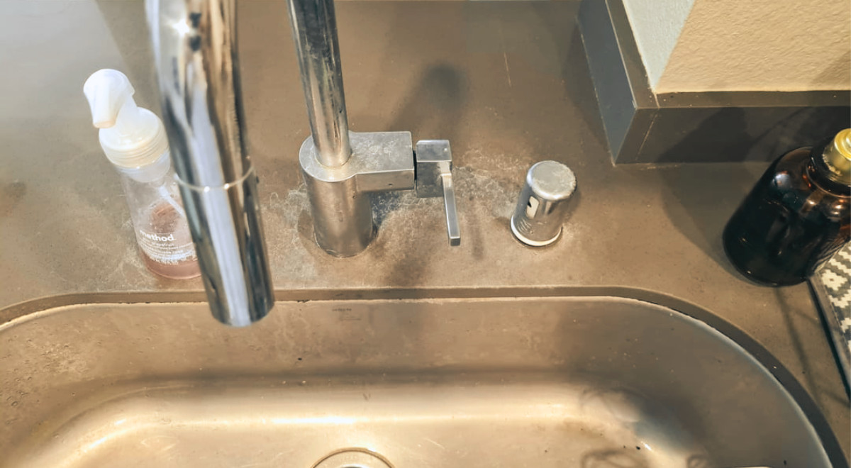 How to remove limescale from the kitchen sink and taps CreativoMedia