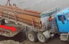 A huge truck during a delicate maneuver has an absurd accident! 