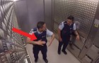 Gli agenti della polizia salgono in ascensore: il viaggio verso il piano terra riserva delle sorprese