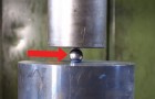 La prensa hidraulica contra una bola de metal. Lo que sucede es ABSURDO