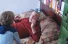 Das Enkelkind überrascht den Opa in Deutschland: die Reaktion des Mannes ist bewegend