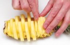Zo snijd en serveer je een ananas in de vorm van een boot binnen slechts 1 minuut!