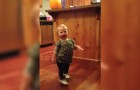 Haar mama is zwanger en haar dochter imiteert haar manier van lopen: hilarisch!