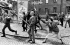 La donna che colpì un nazista con la borsa: uno scatto storico dai retroscena drammatici