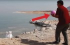 Eine 7 kg schwere Bowlingkugel wird ins Wasser des Toten Meeres geworfen: hier das Experiment