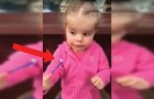Flickan smakar på glass för första gången: hennes reaktion är underbar