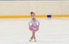 La patineuse a seulement 3 ans mais elle réussit à conquérir tout le monde... avec sa tendresse !