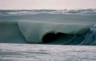 Les vagues glacent une baie : un photographe immortalise le spectacle très rare