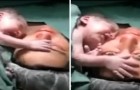 Le nouveau-né est placé sur le visage de la maman : sa réaction émeut même les docteurs