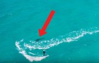 Filma con un drone telecomandato la fidanzata che fa surf, poi nota una macchia scura