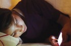 Nutzt du oft noch das Handy bevor du schlafen gehst? Lies hier, warum du das lassen solltest...