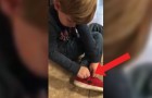 Een kind leert zijn veters strikken: op deze manier is het kinderspel!