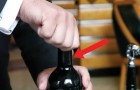 Voici l'ancienne façon d'ouvrir les bouteilles de vin avec un bouchon en liège détérioré