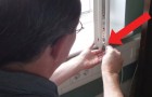 Su alcune finestre c'è una vite che dovrebbe essere girata due volte l'anno per regolare la temperatura di casa