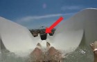 Un tobogan acuatico a una altura vertiginosa: este es el espectaculo que se ve cuanto veloz es