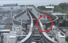 De monorail komt aan: het systeem van de Japanse monorail is onberispelijk en nauwkeurig!