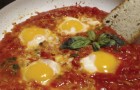 Uova in purgatorio, un gustoso piatto della tradizione napoletana completo ed economico
