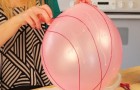 Elle enroule un fil autour d'un ballon: lorsqu'elle finit le processus, la décoration de Pâques est vraiment sympa