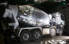 Deze betonwagen wordt getransformeerd in een gigantische discobal: hier zal je maar al te graag bij willen dansen!
