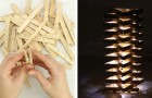 Wie man eine Deko-Lampe aus Holzklammern bastelt: einfach und doch beeindruckend 