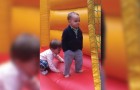Personne n'est plus élégant que cet enfant de 2 ans sur le château gonflable
