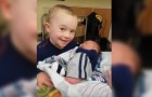 Han möter sin lillebror för första gången och kramar honom på det sötaste sãttet