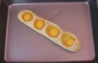 Crea dei buchi nel pane e ci rompe le uova: quando tira la baguette fuori dal forno è una delizia!