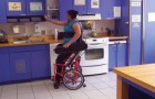 Questa moderna sedia a rotelle facilita le azioni quotidiane che un invalido troverebbe complicate