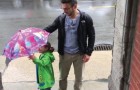 Papà e figlia hanno un solo ombrello: la soluzione? Simpaticissima!