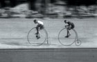 Njut av dessa idrottares lopp från början av 1900-talet som cyklar på höghjuling