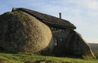 Casa do Penedo, la casa incastonata nella pietra che attira turisti e architetti da tutto il mondo