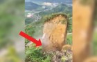  In China, a mountain landslide covers part of a forest!