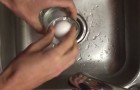 Como pelar un huevo duro e hirviendo con 2 movimientos y en solo 3 segundos