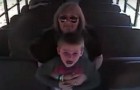 A câmera do ônibus escolar filma uma mulher e uma criança aterrorizada: os instantes seguintes são de arrepiar