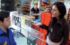 Une cliente insulte le caissier en le traitant «d'handicapé»: voici les réactions des gens