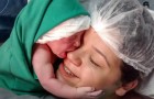 Bebisen tar på mammans ansikte några sekunder efter födseln: här är det spännande ögonblicket