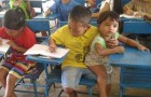 Il arrive à l'école avec sa petite sœur pour ne pas rater les cours : la photo de ces frères et sœurs va émouvoir tout le monde. 