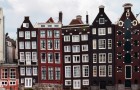 Sapete perché le case del centro di Amsterdam sono strette, lunghe... E storte?
