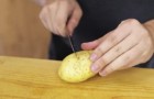 Peel boiled potatoes in 2 seconds? This simple trick will allow you to do just that!