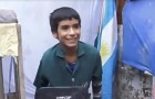 Un bambino di 12 anni ha fondato una scuola nel retro della sua casa: una storia che ha molto da insegnarci