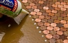 Een vrouw verzamelt 3 zakken met munten en gebruikt deze om de vloer van een nietszeggende kamer in huis te transformeren