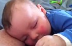 Süßes Baby lacht im Schlaf